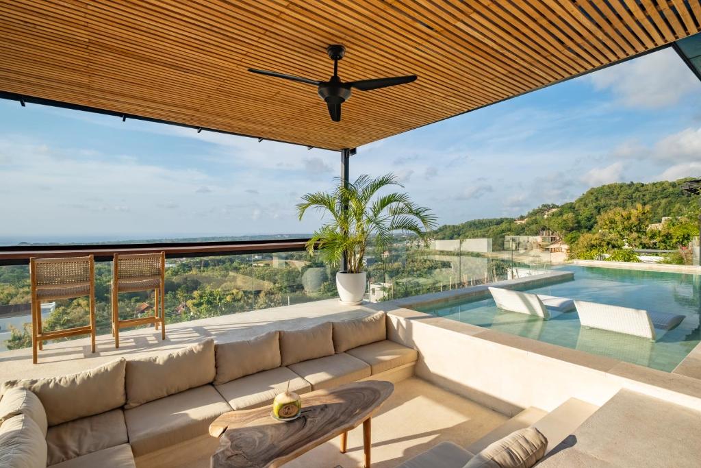 Bazén v ubytování Villa Friendly - Luxury 4 BR villa In Uluwatu nebo v jeho okolí