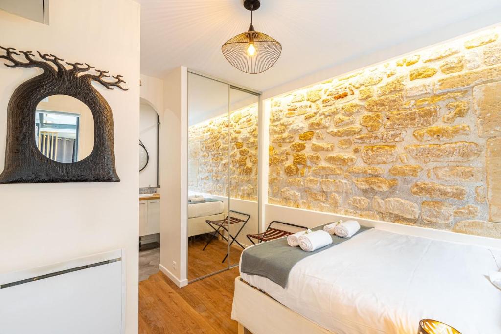 Cama ou camas em um quarto em GuestReady - Charming home near Porte Saint-Denis