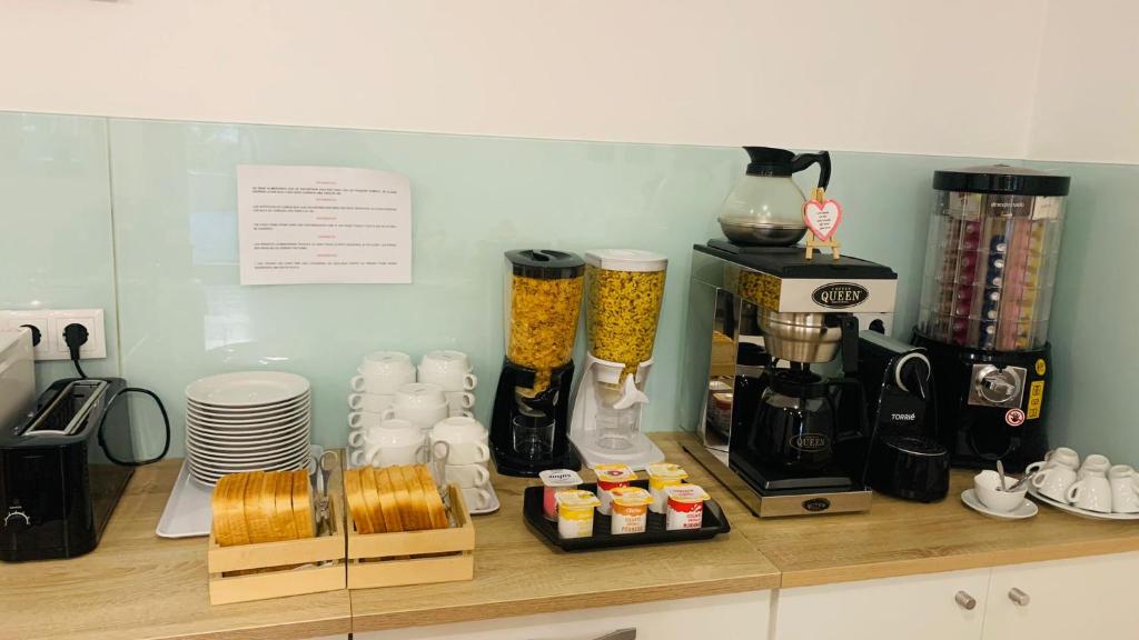 un bancone della cucina con macchinetta del caffè e frullatore di Invicta Porto Guest House a Porto