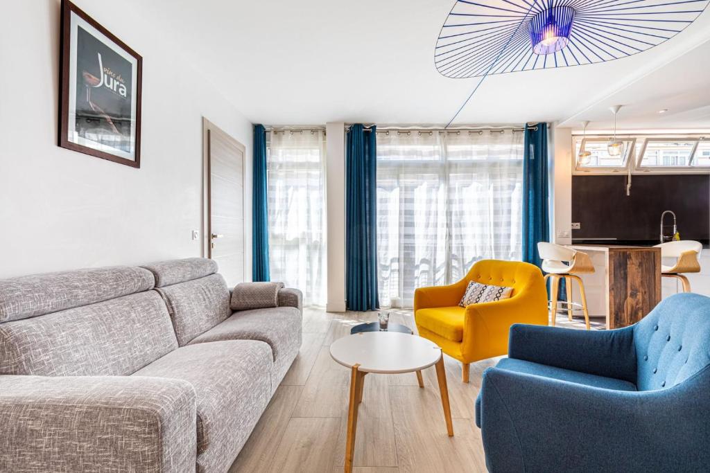 un salon avec un canapé et une chaise dans l'établissement GuestReady - Appartement Lumineux au 15ème, à Paris