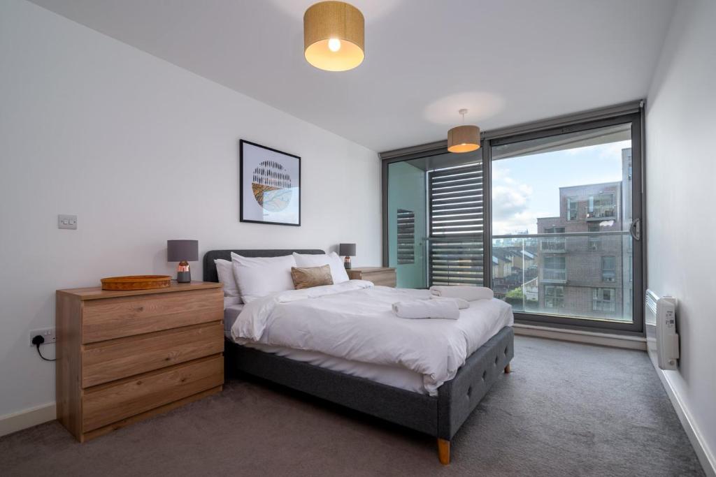 Llit o llits en una habitació de GuestReady - Cityscape Delight with Canal View
