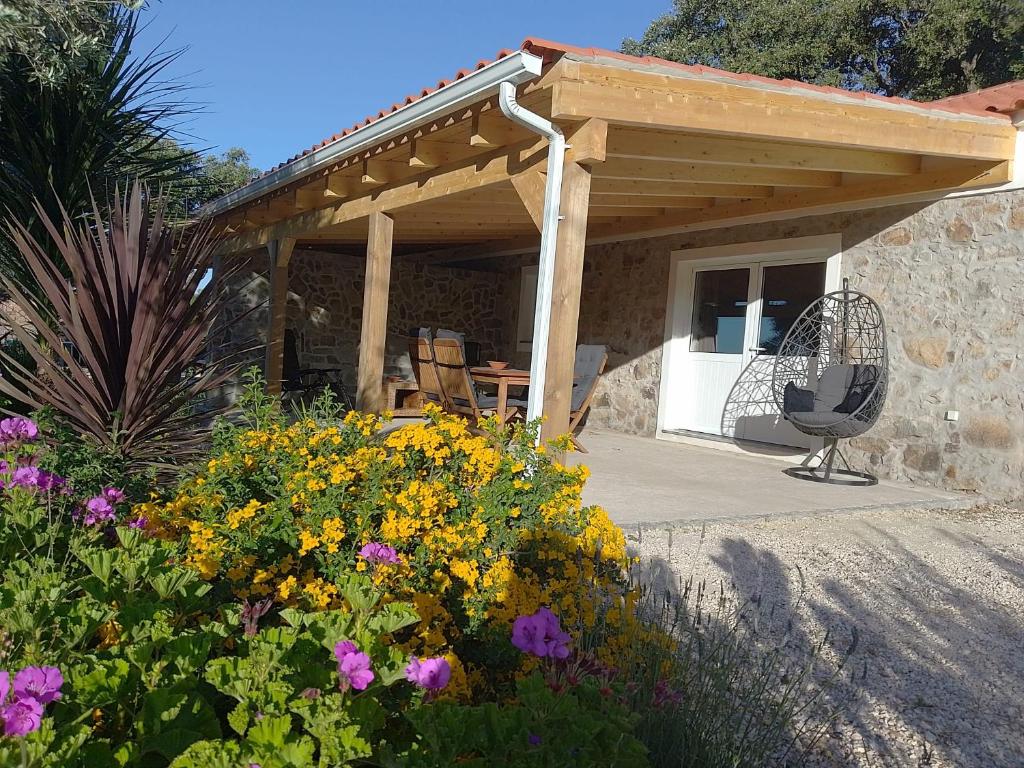drewniana pergola na patio z kwiatami w obiekcie Casa de Celebrar a Vida w mieście Monchique