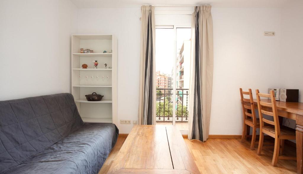 Ruang duduk di GuestReady - Charming simplicity near Casa Milà