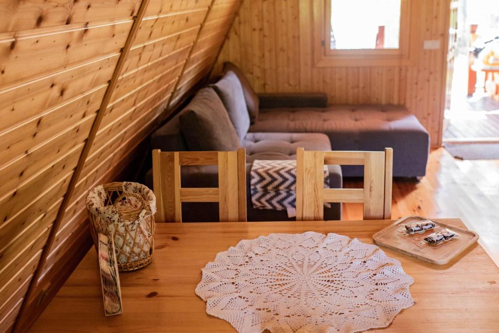 Zimmer mit einem Tisch, Stühlen und einem Sofa in der Unterkunft Domek letniskowy w Krasnobrodzie Roztocze in Krasnobród