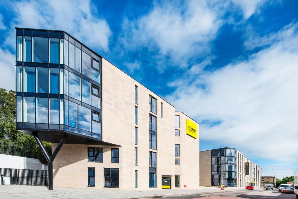 um edifício com uma fachada de vidro numa rua em Destiny Student - Holyrood (Brae House) em Edimburgo