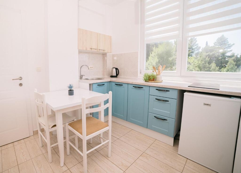 Kuchyň nebo kuchyňský kout v ubytování Apartments Lungo Mare Ulcinj