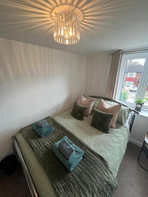 una camera da letto con letto, cuscini e lampadario a braccio di The Annex in York a York