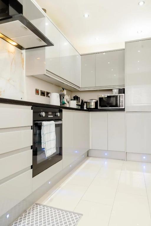 Kuchyň nebo kuchyňský kout v ubytování Quiet Private Homestay, Central Birmingham