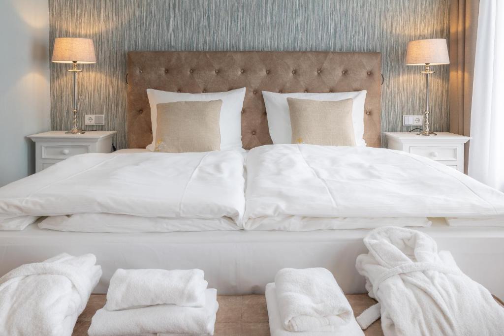 Postel nebo postele na pokoji v ubytování Suite Hotel Binz Familienhotel Rügen