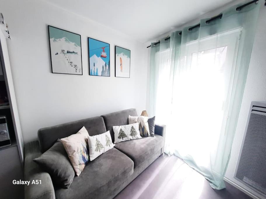 un salon avec un canapé et une fenêtre dans l'établissement Studio 4 pers avec parking souterrain, à Cauterets