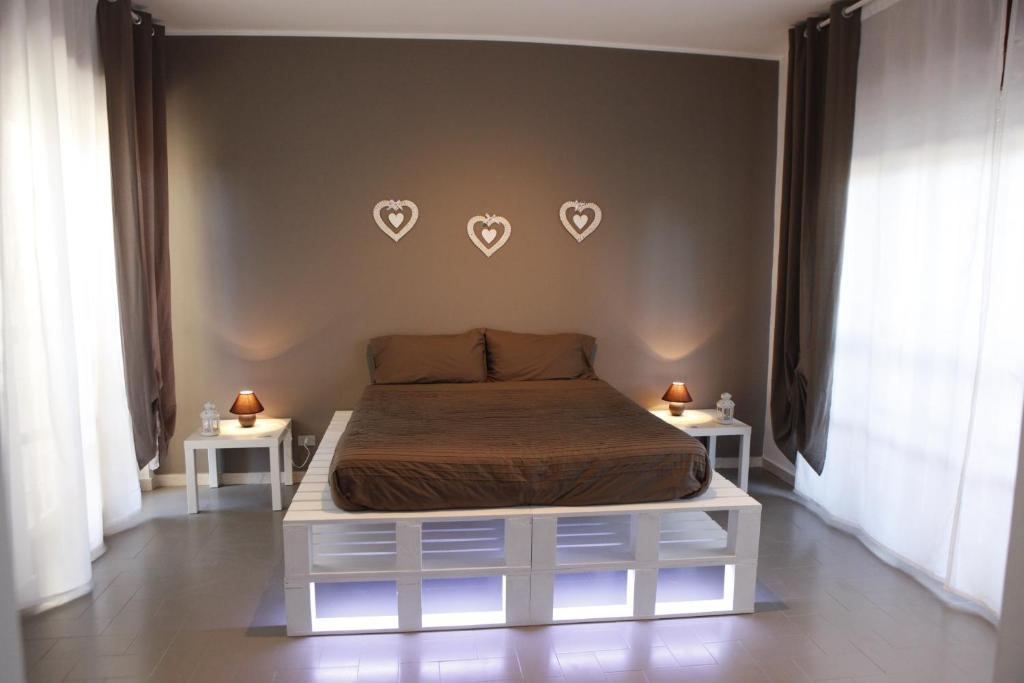 una camera da letto con un letto con cuori appesi al muro di Comeacasatua a Bari