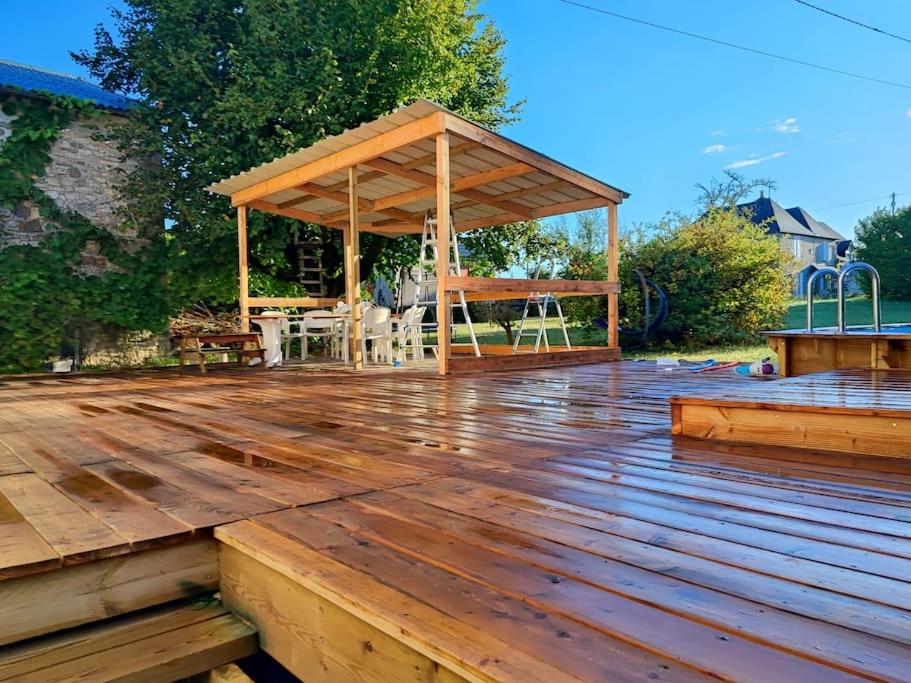 une terrasse en bois avec un kiosque. dans l'établissement Bienvenue chez vous !, à Jugeals-Nazareth