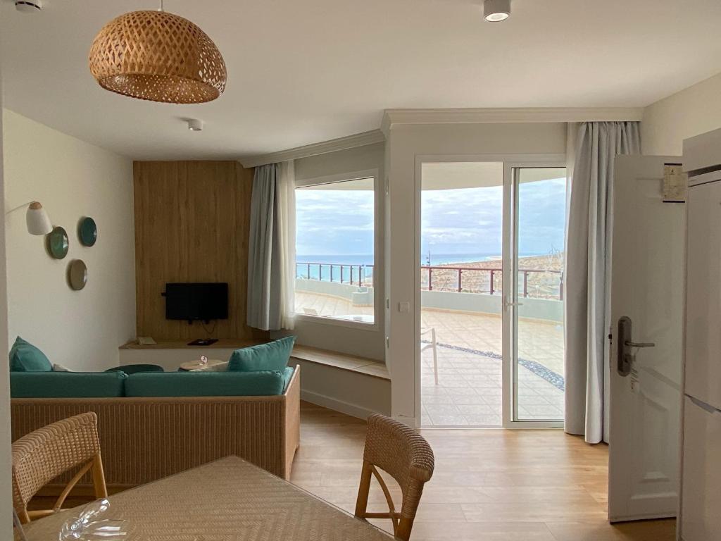 TV a/nebo společenská místnost v ubytování Hotel Esmeralda Maris by LIVVO