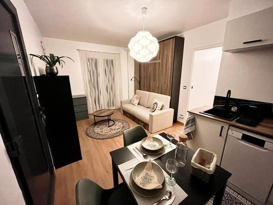 Il comprend un salon avec une table à manger et une cuisine. dans l'établissement Studio indépendant avec hammam, à Montpellier