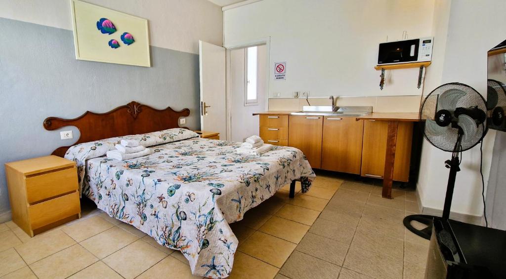 1 dormitorio con 1 cama y lavamanos. en 3 Mini Studios in Siniscola, en Siniscola