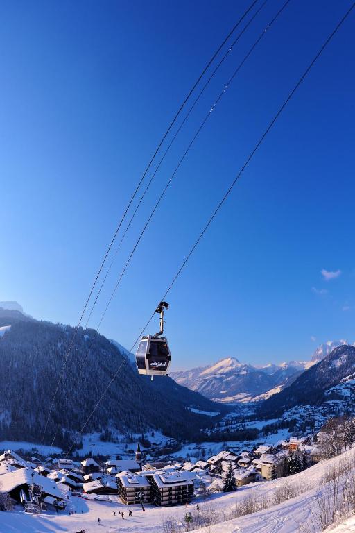 a ski lift in a ski resort with a town at L'Escale (accès en télécabine) in Châtel