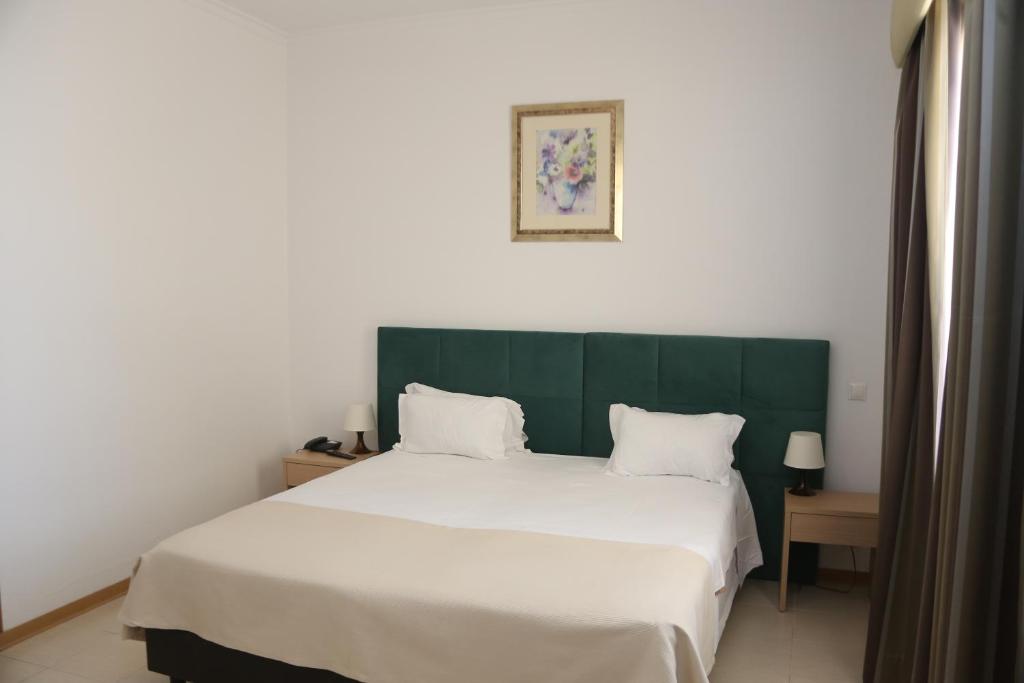 Een bed of bedden in een kamer bij Hotel Santa Catarina Algarve