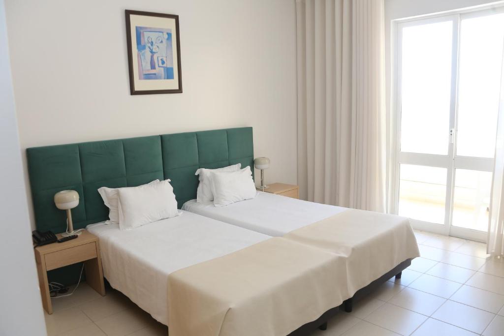 Een bed of bedden in een kamer bij Hotel Santa Catarina Algarve