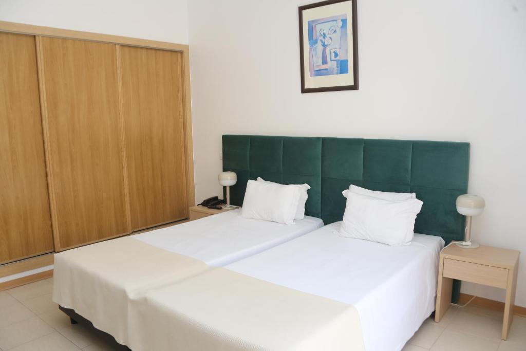 Een bed of bedden in een kamer bij Hotel Santa Catarina Algarve