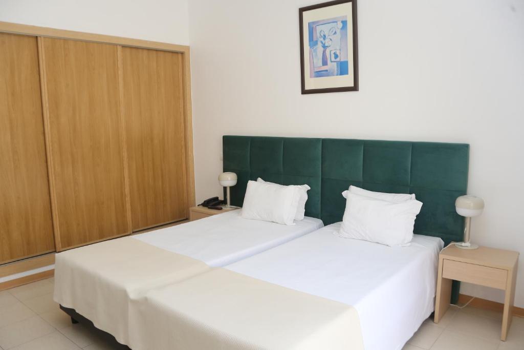 Een bed of bedden in een kamer bij Hotel Santa Catarina Algarve