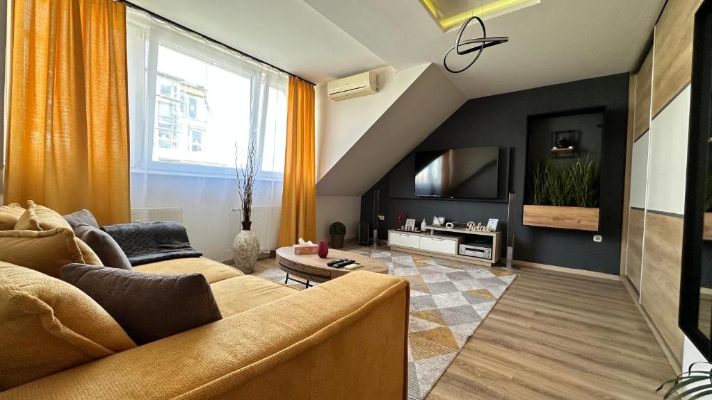 ブダペストにあるEvelin's apartmentのリビングルーム(ソファ、テレビ付)