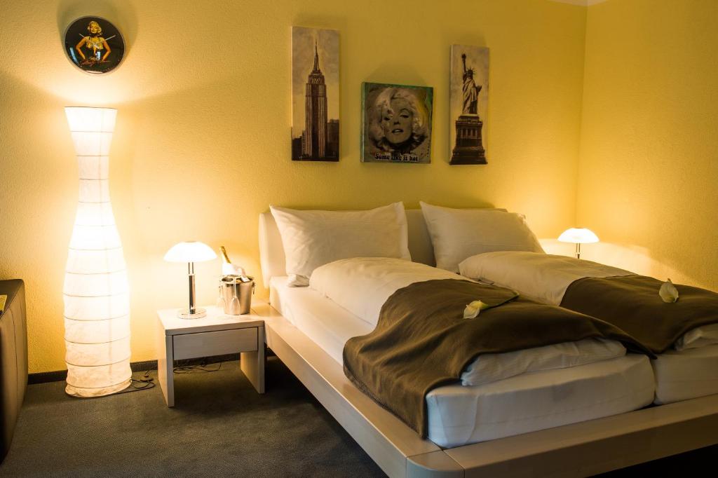 Postel nebo postele na pokoji v ubytování Hotel & Bildungszentrum Matt