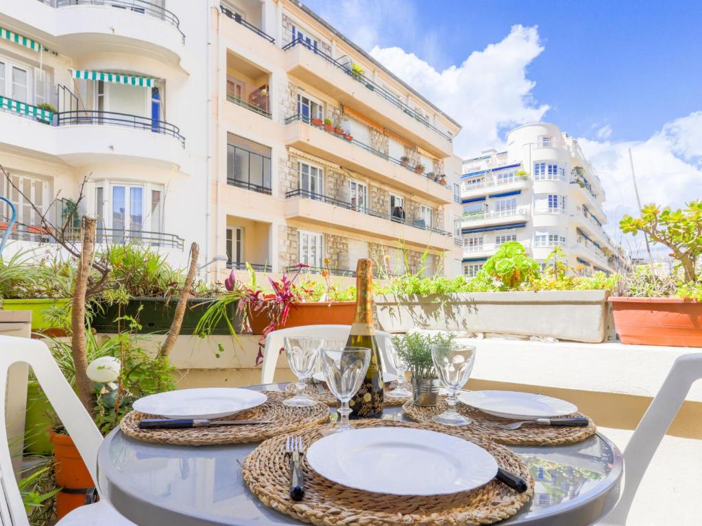 - une table avec une bouteille de vin au-dessus d'un bâtiment dans l'établissement Apartment Hérold-2 by Interhome, à Nice