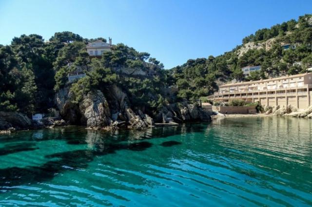 a large body of water next to a mountain at Appartement charmant à 10 minutes des plages in Châteauneuf-lès-Martigues