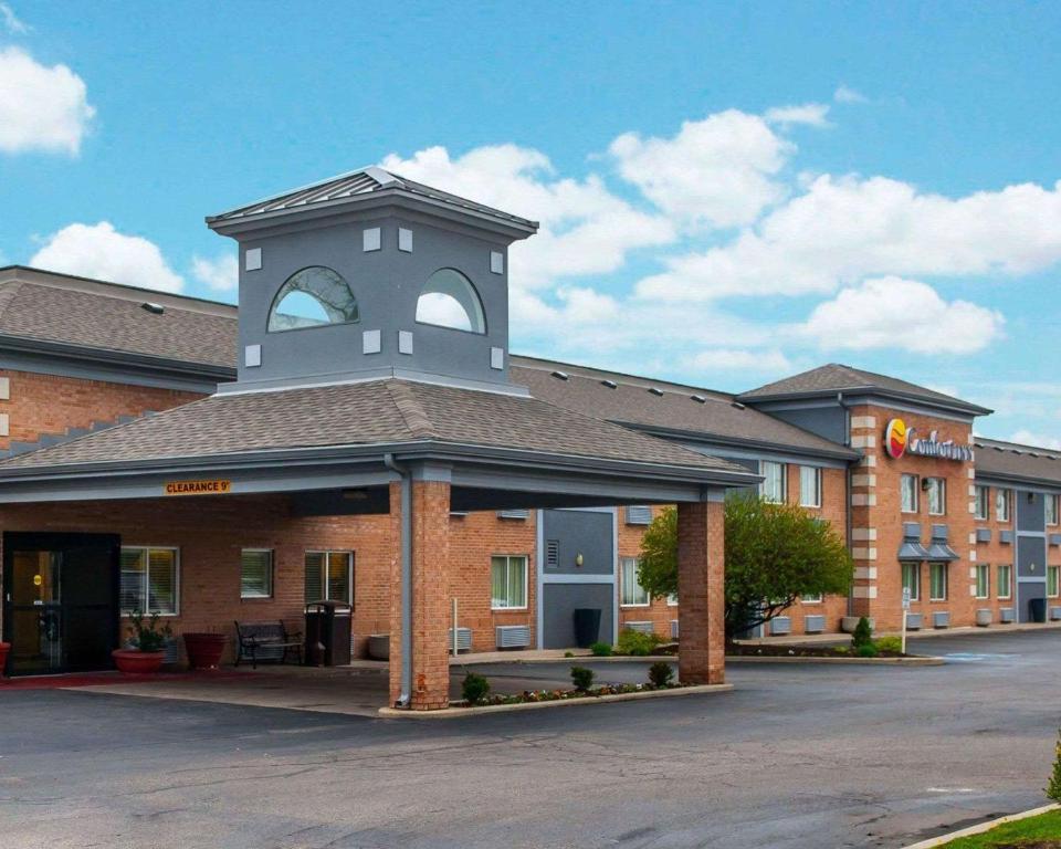 a front view of a hotel with a building at Comfort Inn Indianapolis South I-65 in Indianapolis