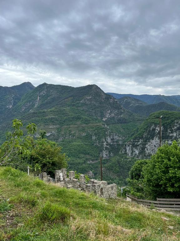 une vue sur les montagnes depuis une colline dans l'établissement Comme à la maison, à Lantosque
