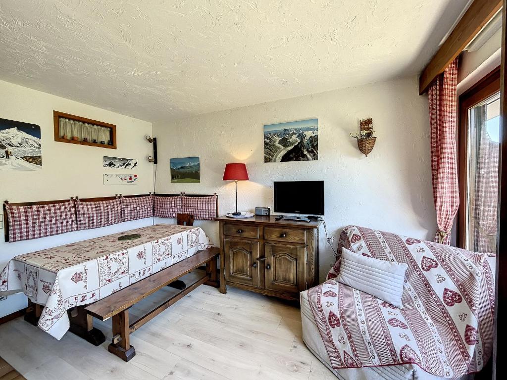 Telewizja i/lub zestaw kina domowego w obiekcie Studio Cabine pour 4 Pers à Deux Pas du Domaine Evasion Megève - FR-1-560-104