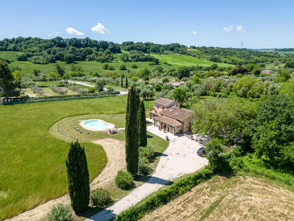 una vista aérea de una finca con piscina y árboles en Villa Le Cascate by Interhome en Saturnia