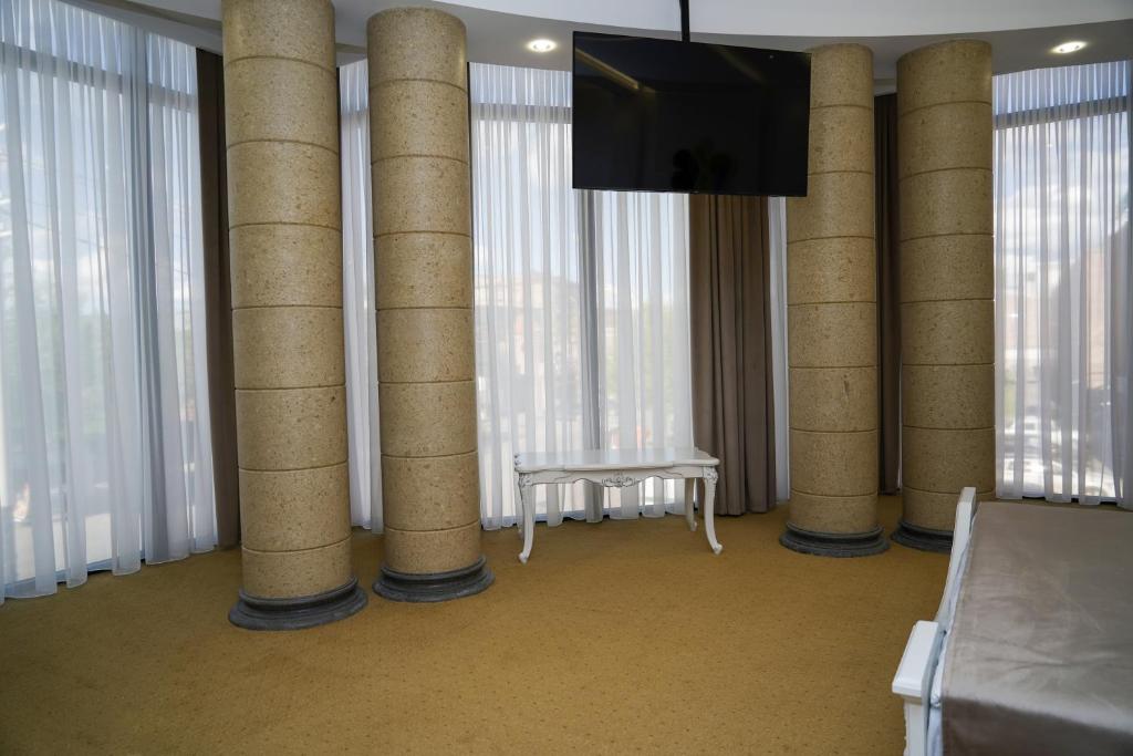 TV a/nebo společenská místnost v ubytování Igit Plaza Hotel