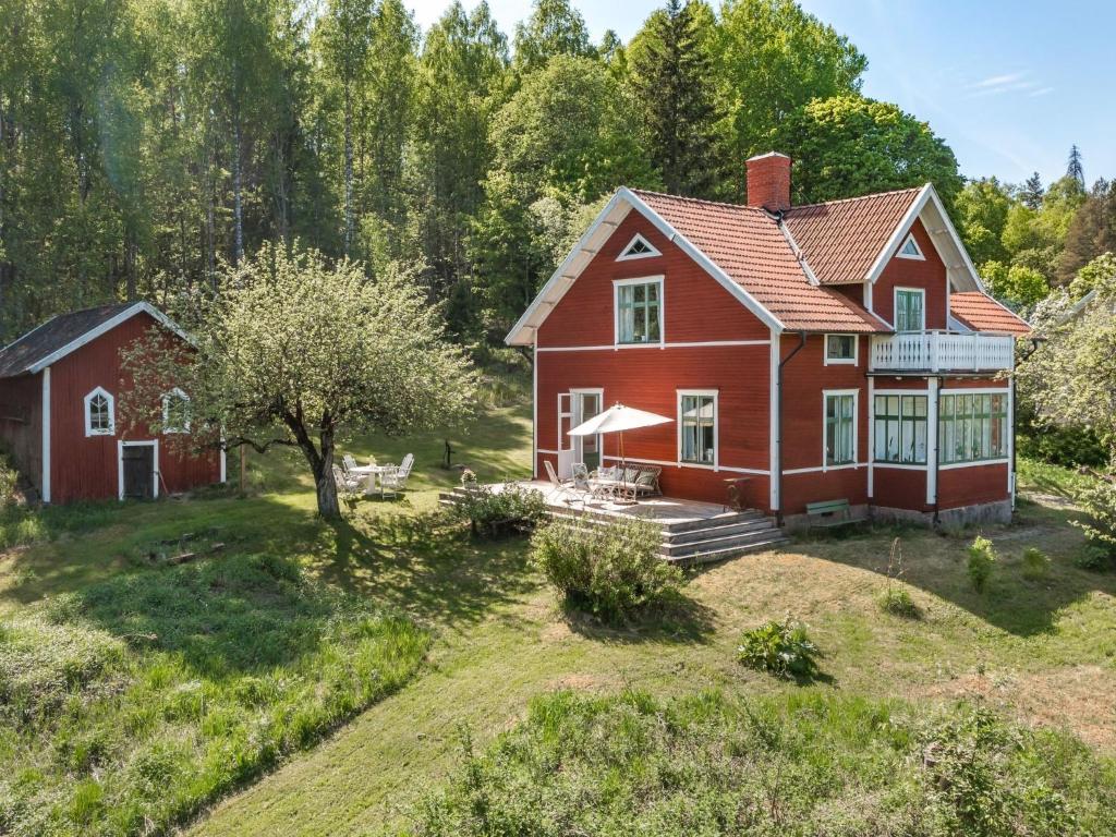 eine Luftansicht eines roten Hauses in der Unterkunft Holiday Home Idyllen - VML115 by Interhome in Skinnskatteberg