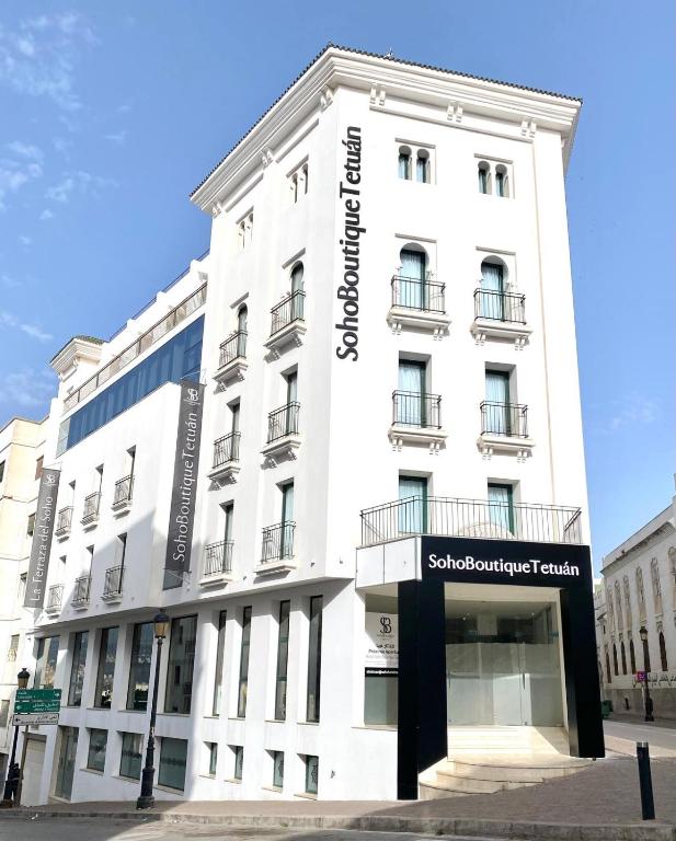Un edificio blanco con un cartel en él. en Soho Boutique Tetuán, en Tetuán