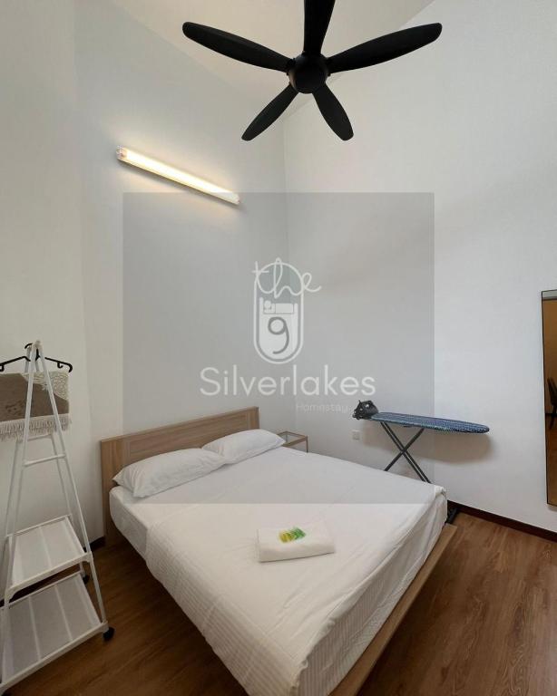 Postel nebo postele na pokoji v ubytování The9 Silverlakes Homestay