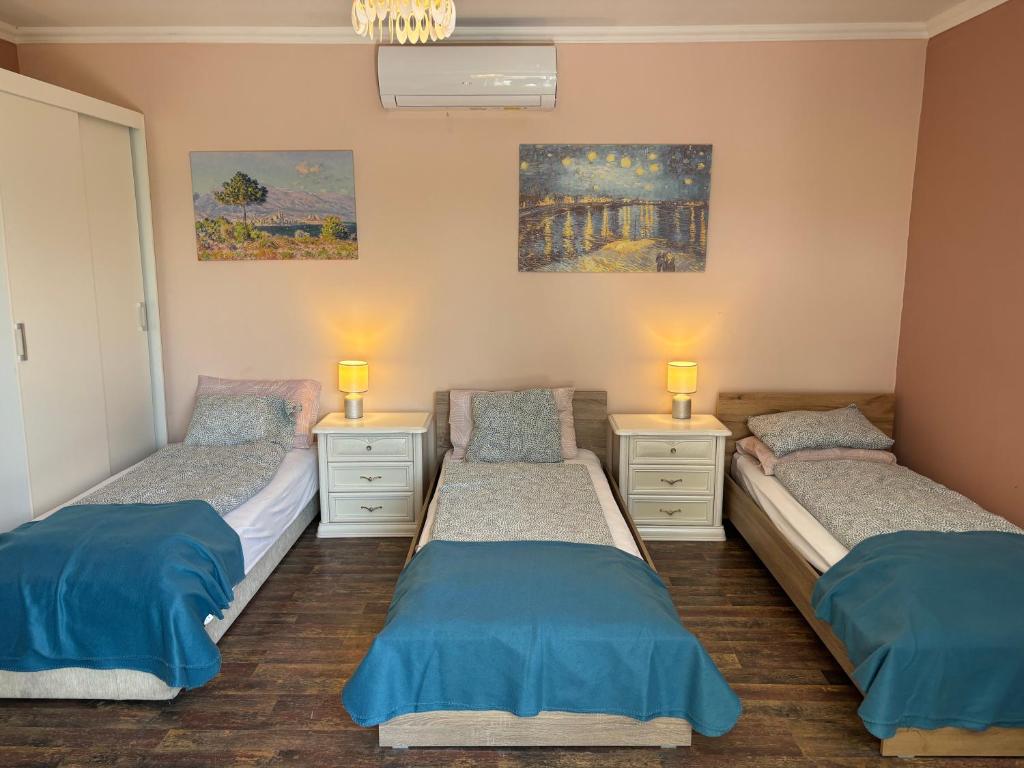 Een bed of bedden in een kamer bij Linett Apartman