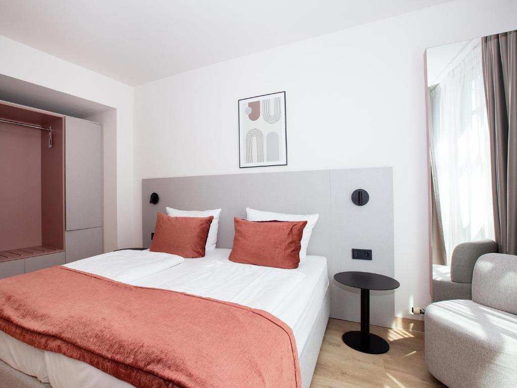 Postel nebo postele na pokoji v ubytování DORMERO Hotel Bargenturm Lüneburg