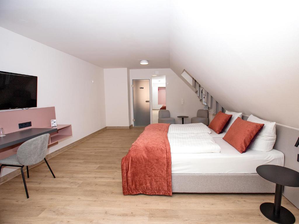 TV a/nebo společenská místnost v ubytování DORMERO Hotel Bargenturm Lüneburg