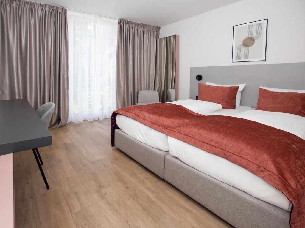 Postel nebo postele na pokoji v ubytování DORMERO Hotel Bargenturm Lüneburg