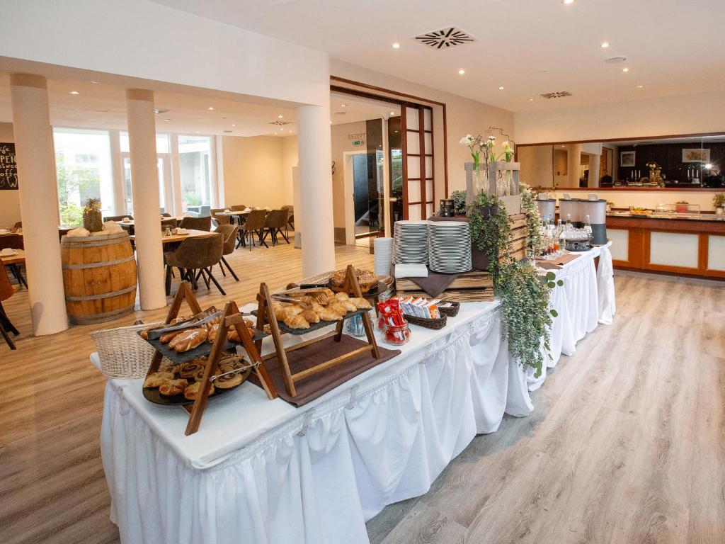TV a/nebo společenská místnost v ubytování DORMERO Hotel Bargenturm Lüneburg