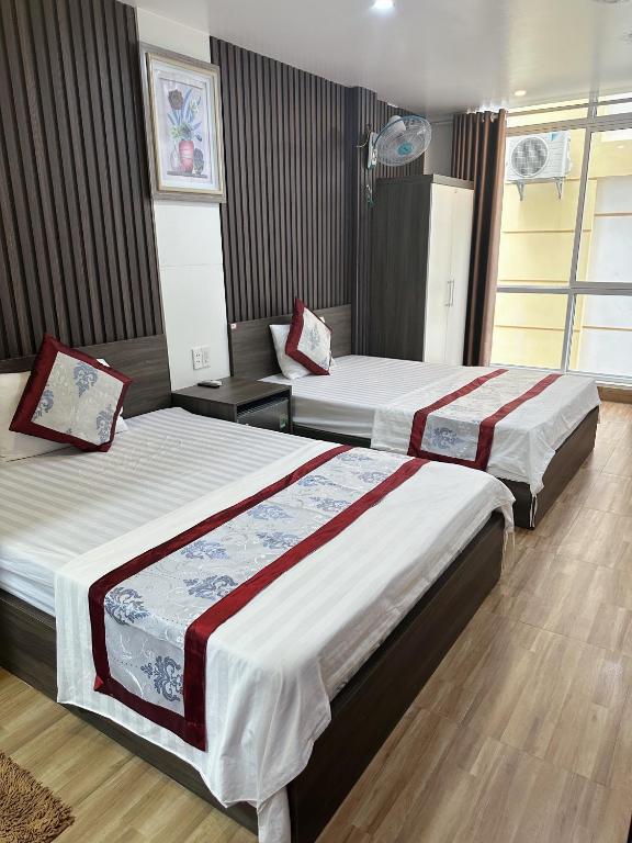a hotel room with two beds in a room at Thu Hoai Hotel in Cat Ba