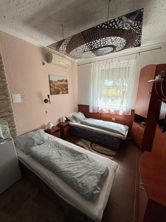 Een bed of bedden in een kamer bij Linett Apartman