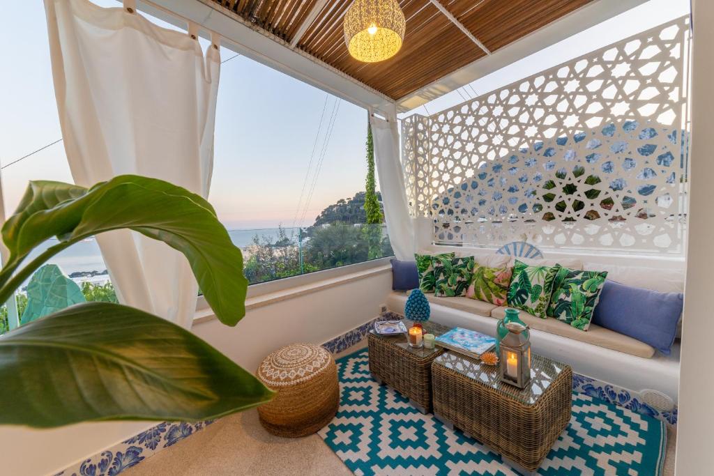 un soggiorno con divano e una grande finestra di Suite Belvedere Capri Exclusive Rooms a Capri