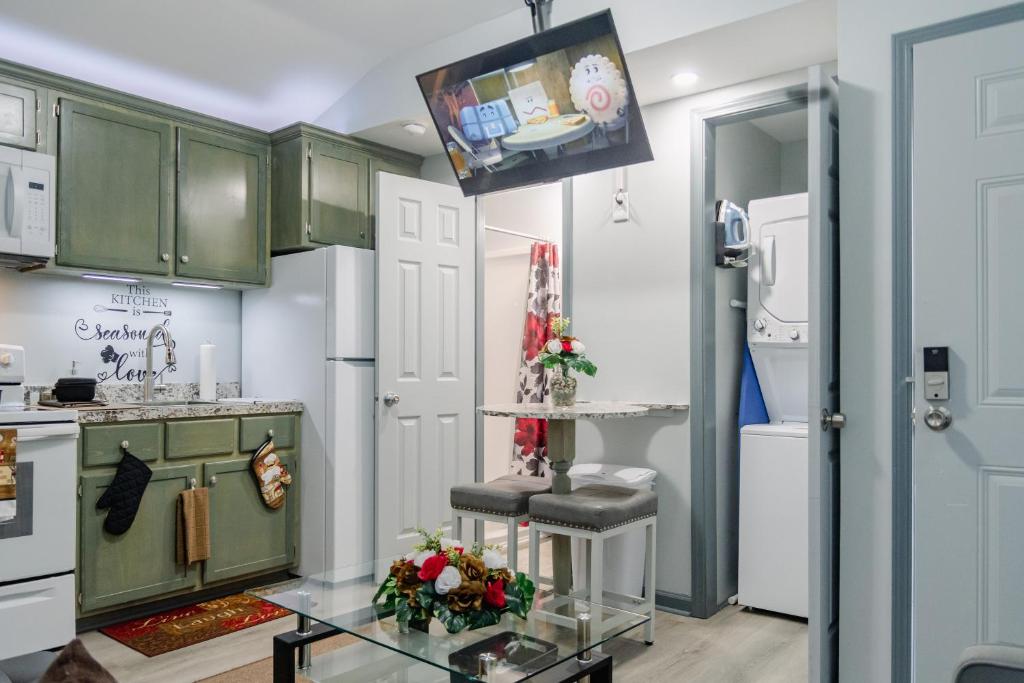 Kuchyň nebo kuchyňský kout v ubytování Charming two bedroom duplex apartment