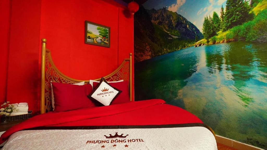 une chambre rouge avec une peinture de rivière dans l'établissement Phuong Dong hotel, à Hanoï