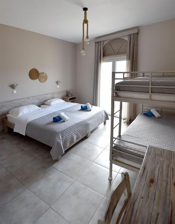 Postel nebo postele na pokoji v ubytování Kohili Kolibithra in Tinos