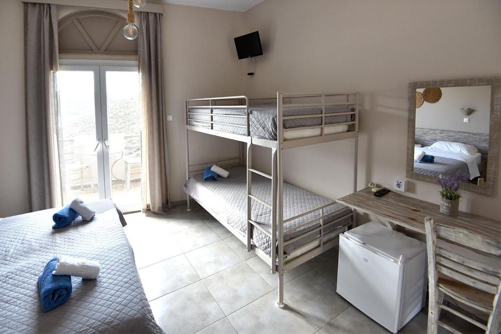 Postel nebo postele na pokoji v ubytování Kohili Kolibithra in Tinos