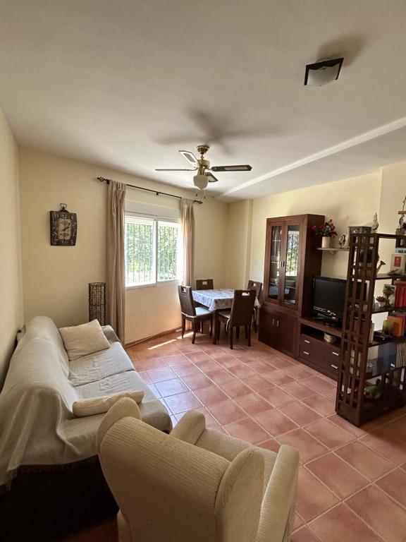 sala de estar con sofá y mesa en Apartamento Casa Rafa, en Navajas