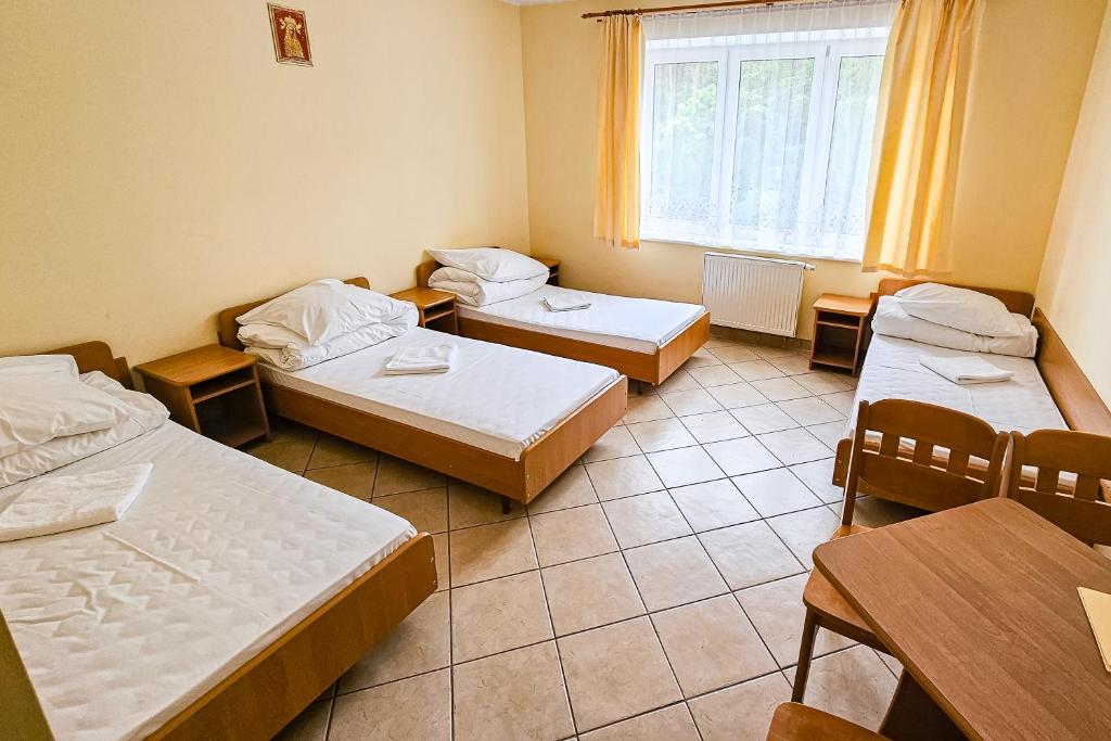 Posteľ alebo postele v izbe v ubytovaní Dom Pielgrzyma ARKA